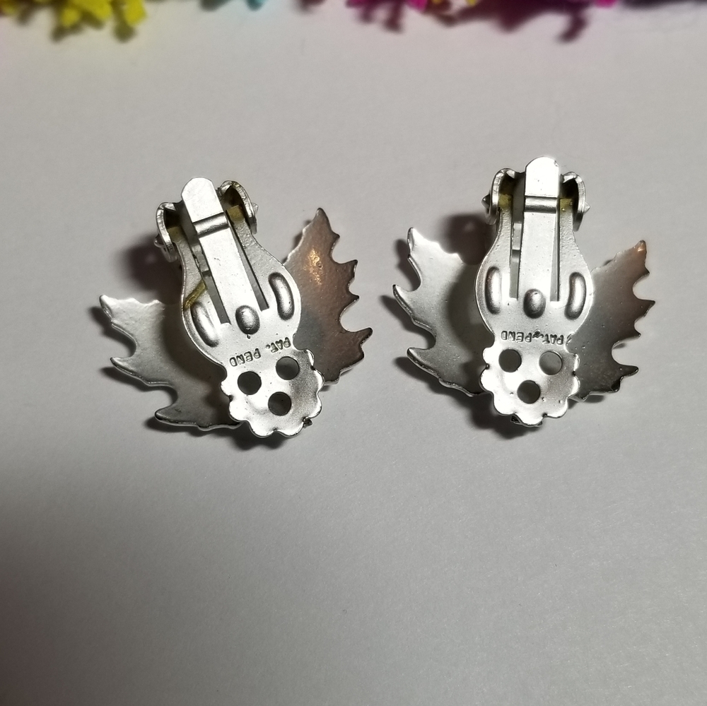 Relisted -Vintage maple leaf clip earrings silver tone tree nature woodland - Picture 8 of 10